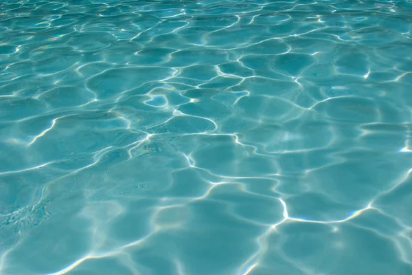Mavi yüzme havuzunda dalgalı temiz su deseni — Stok fotoğraf