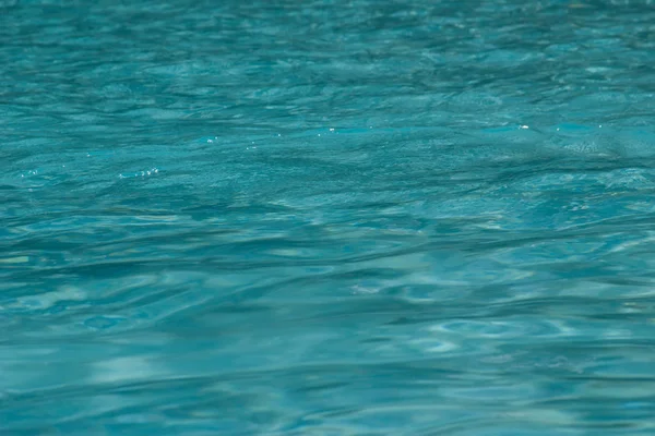 Fondo de patrón ondulado de agua limpia en una piscina azul — Foto de Stock