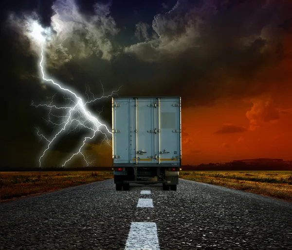 Lastbil på en väg på kvällen — Stockfoto