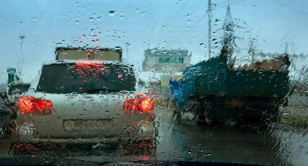 Tipo en la carretera a través de vidrio húmedo —  Fotos de Stock