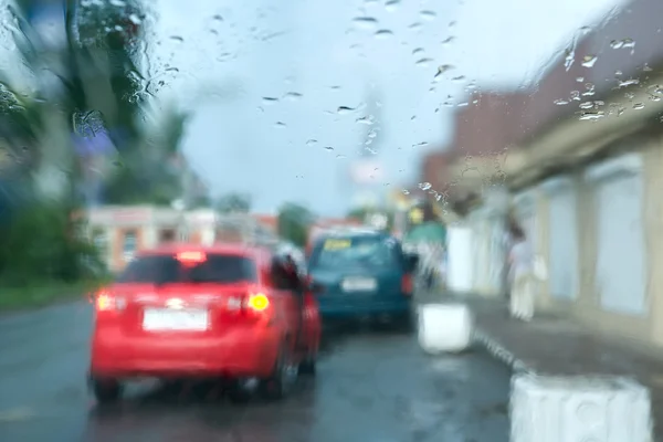 公路通过淋湿的玻璃种 — 图库照片