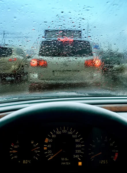 Tipo na estrada através de vidro molhado — Fotografia de Stock