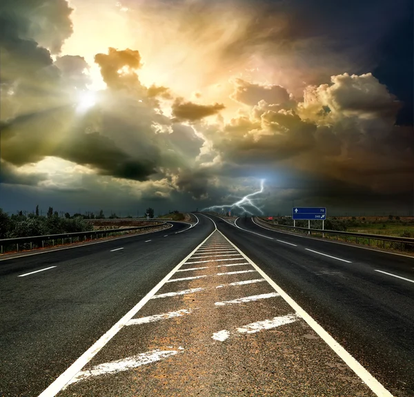 Старое шоссе в штормовую погоду — стоковое фото