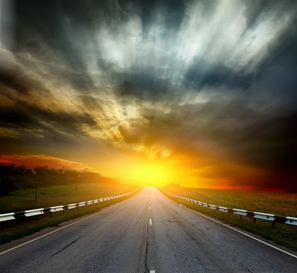 Camino y cielo perfecto atardecer — Foto de Stock