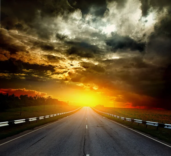 Straße und perfekter Himmel bei Sonnenuntergang — Stockfoto
