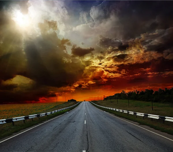Дорога и идеальное небо заката — стоковое фото