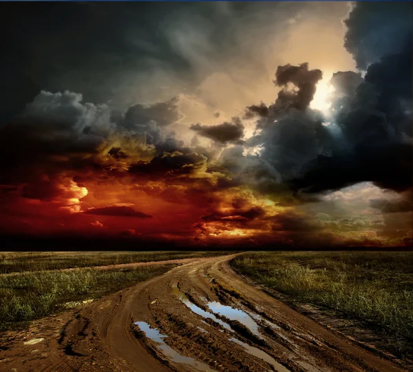 Paisaje rural con camino de tierra después de la lluvia, Rusia — Foto de Stock