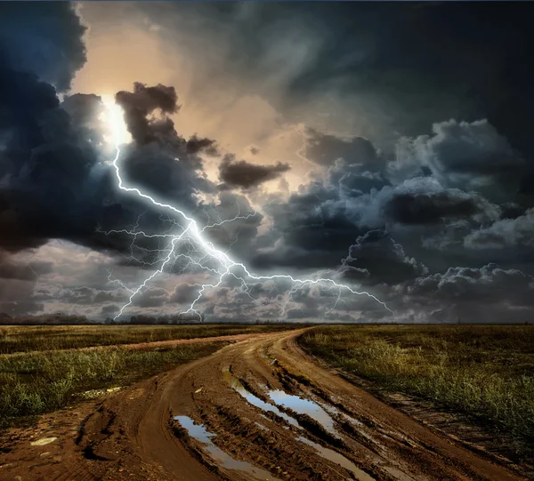 Paisagem rural com estrada de terra depois da chuva, Rússia — Fotografia de Stock