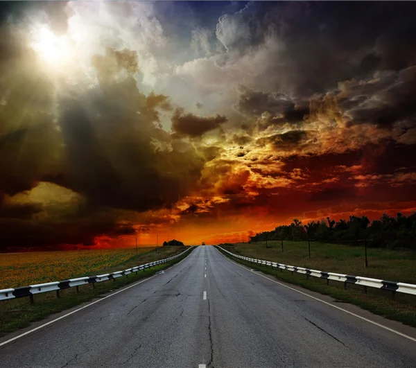 道路や完璧な夕焼け空 — ストック写真