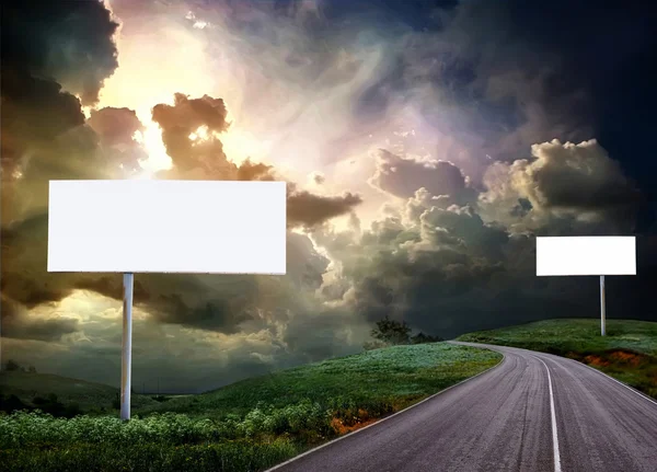 Autobahn und leere Werbetafel — Stockfoto