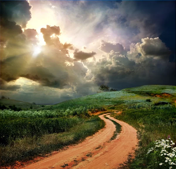 Estrada rural e céu azul — Fotografia de Stock