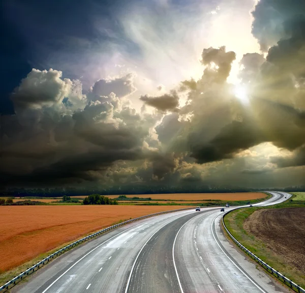 Autopista de alta velocidad contra el cielo azul — Foto de Stock
