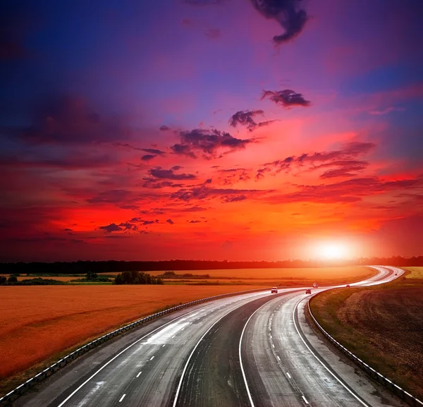 Високошвидкісне шосе на фоні блакитного неба — стокове фото