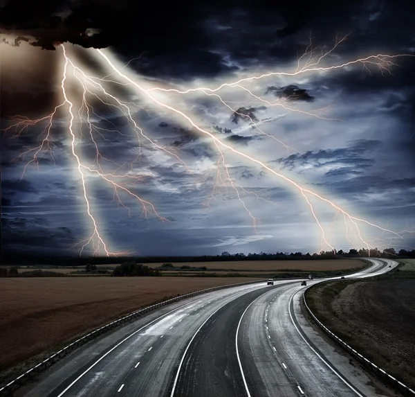 Autostrada dużych prędkości na tle błękitnego nieba — Zdjęcie stockowe