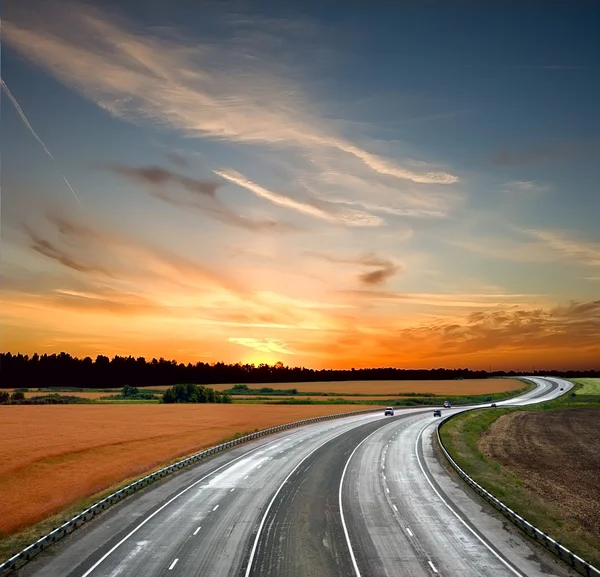Высокоскоростное шоссе против голубого неба — стоковое фото
