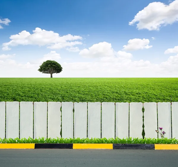 Λευκό φράχτη και πράσινο γρασίδι — Φωτογραφία Αρχείου