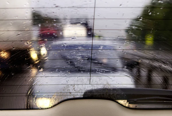 Tipo en la carretera a través de vidrio húmedo —  Fotos de Stock