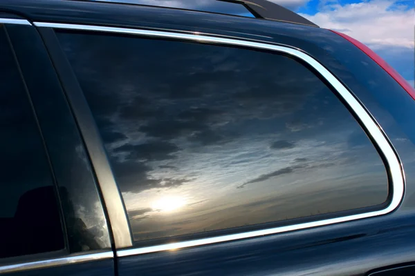 Zachód słońca jest odzwierciedlone w Szkło samochodowe — Zdjęcie stockowe