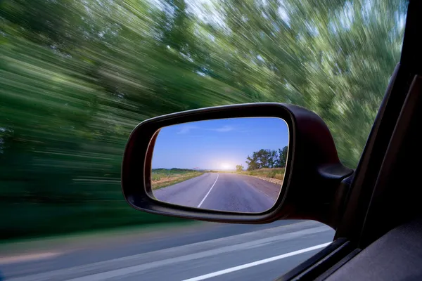 Suddig åtgärd från bilen i hög hastighet — Stockfoto
