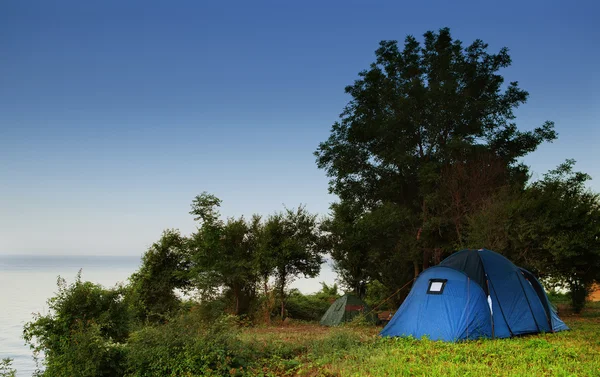 Am frühen Morgen. das Zeltlager vor dem Morgengrauen — Stockfoto