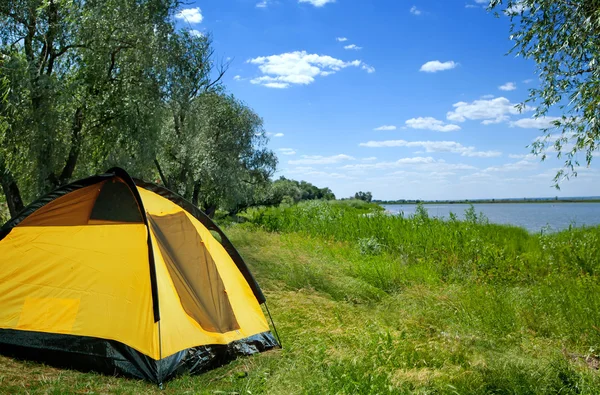 Tenda gialla nel bosco — Foto Stock