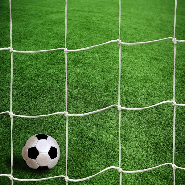 Pelota de fútbol sobre hierba verde — Foto de Stock