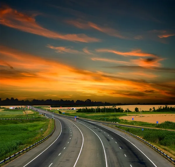 Αυτοκινητόδρομος υψηλής ταχύτητας ενάντια στον γαλάζιο ουρανό — Φωτογραφία Αρχείου