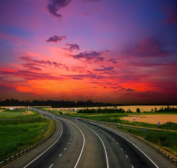 Αυτοκινητόδρομος υψηλής ταχύτητας ενάντια στον γαλάζιο ουρανό — Φωτογραφία Αρχείου