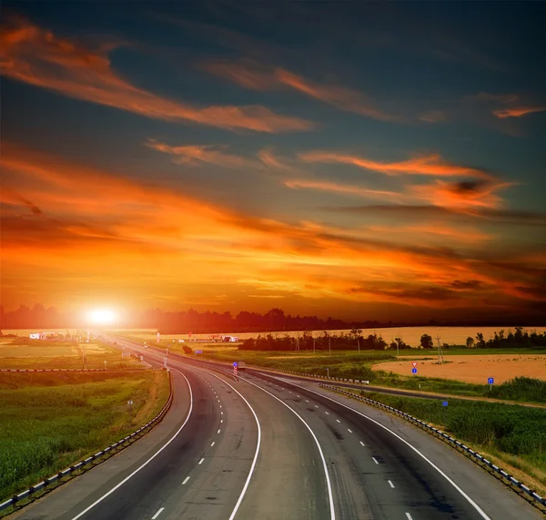 Estrada de alta velocidade contra o céu azul — Fotografia de Stock