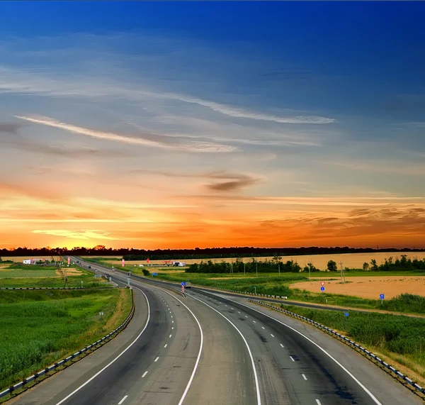 푸른 하늘을 향한 고속 도로 — 스톡 사진