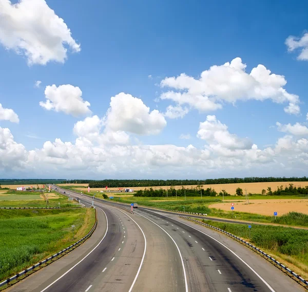 Высокоскоростное шоссе против голубого неба — стоковое фото