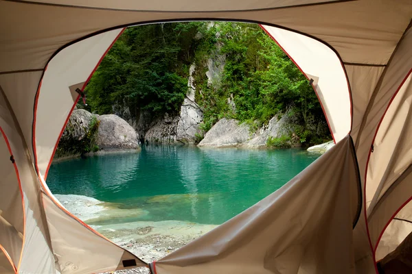 Ránézett az ajtót a nap töltött sátor nagy szabadban megtekintése — Stock Fotó