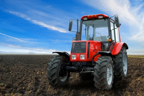 El Tractor - el equipo moderno de granja en el campo —  Fotos de Stock