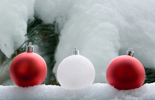 Bont-boom speelgoed op sneeuw — Stockfoto