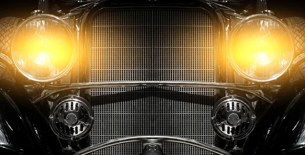 Oude auto met opvlammende lichten — Stockfoto