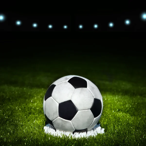 Футбольний м'яч на полі стадіону зі світлом — стокове фото