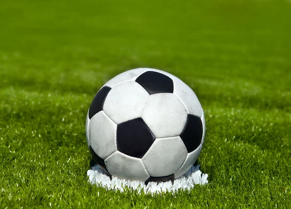 Fotboll gräs bakgrund i ljus och skugga — Stockfoto