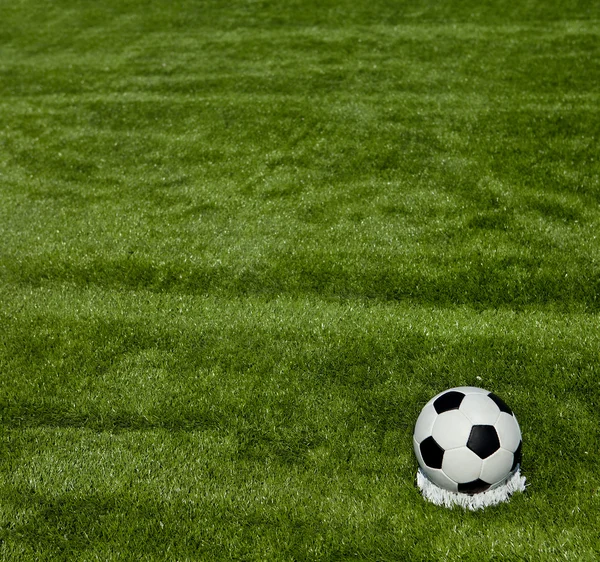 Fußball Gras Hintergrund in Licht und Schatten — Stockfoto