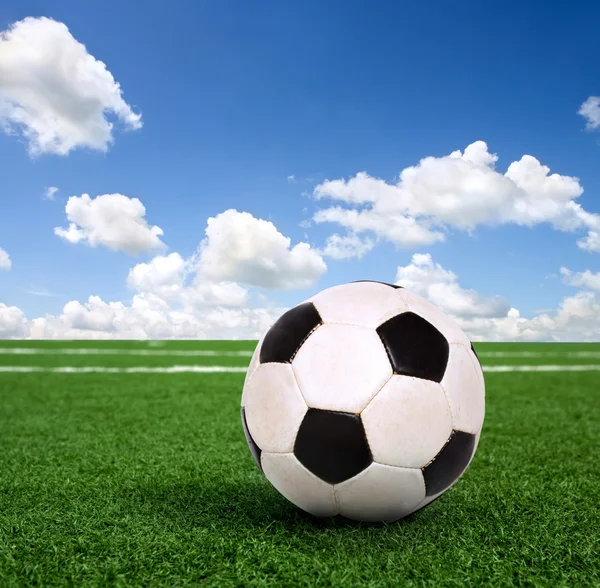 Классический футбольный мяч на зеленой траве — стоковое фото