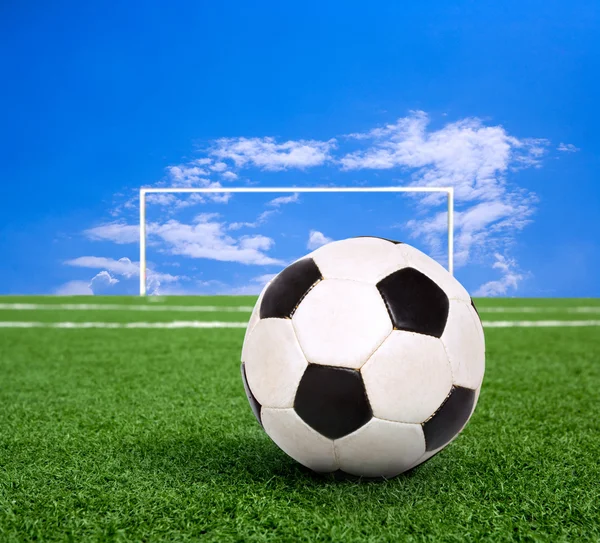 Yeşil çimenlerin üzerinde klasik futbol topu — Stok fotoğraf