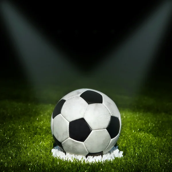 Pallone da calcio sul campo dello stadio con luce — Foto Stock