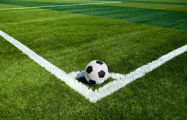 Fotboll gräs bakgrund i ljus och skugga — Stockfoto