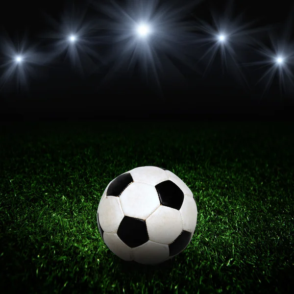 Pallone da calcio sul campo dello stadio con luce — Foto Stock