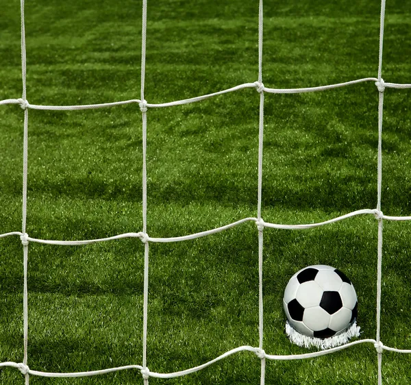 Voetbal. De bal vliegt door de netpoort. — Stockfoto