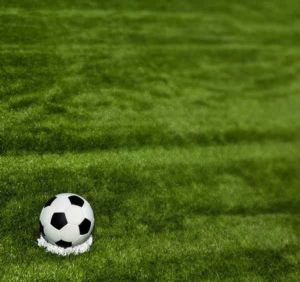 Piłka nożna na zielonej trawie — Zdjęcie stockowe