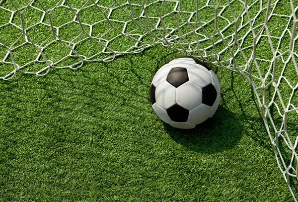 Fotboll. Bollen flyger in i nätporten — Stockfoto