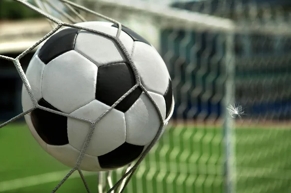 Fotboll. Bollen flyger in i nätporten — Stockfoto