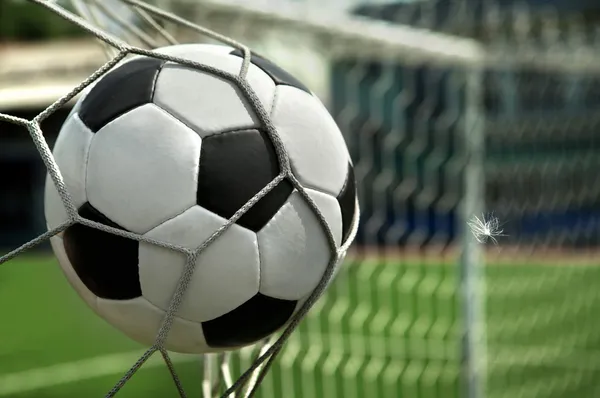 Fútbol. La pelota vuela hacia la puerta de la red —  Fotos de Stock