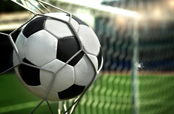 Voetbal. De bal vliegt door de netpoort. — Stockfoto