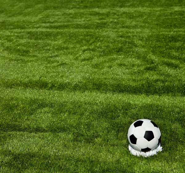 Μπάλα ποδοσφαίρου στο πράσινο γρασίδι — Φωτογραφία Αρχείου